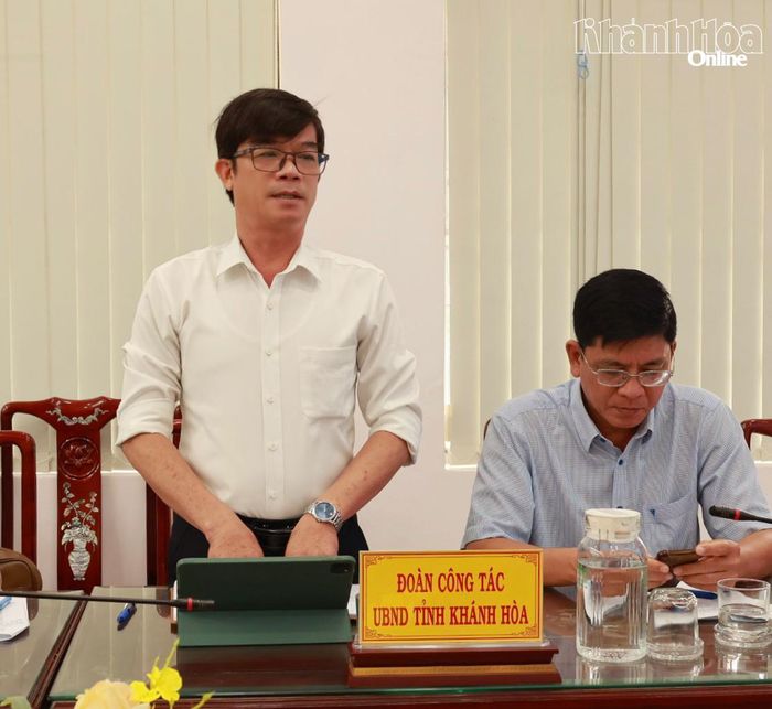 Lãnh đạo Sở Nội vụ phát biểu tại cuộc họp.