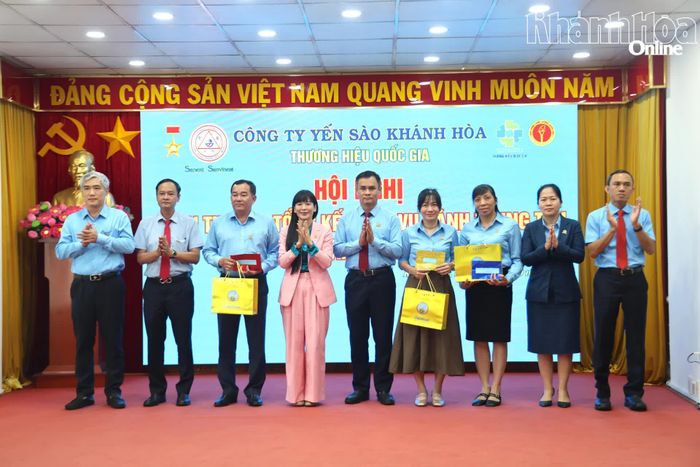 Lãnh đạo công ty khen thưởng các tập thể hoàn thành tốt nhiệm vụ trong mùa bánh Trung thu 2026.