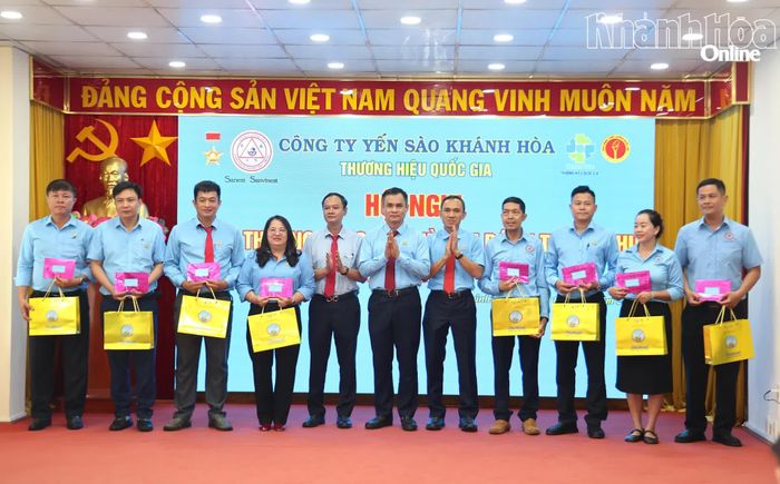 Lãnh đạo công ty khen thưởng các tập thể hoàn thành xuất sắc nhiệm vụ kinh doanh bánh Trung thu 2026.