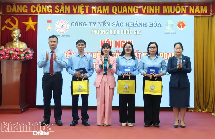 Lãnh đạo công ty khen thưởng các tập thể hoàn thành xuất sắc nhiệm vụ trong 9 tháng.