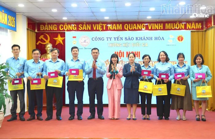 Lãnh đạo công ty khen thưởng các tập thể hoàn thành xuất sắc nhiệm vụ kinh doanh bánh Trung thu 2026.