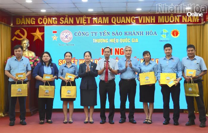 Lãnh đạo công ty khen thưởng các tập thể hoàn thành xuất sắc nhiệm vụ trong 9 tháng.
