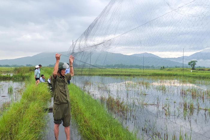 Lực lượng chức năng thu gom lưới tàng hình.