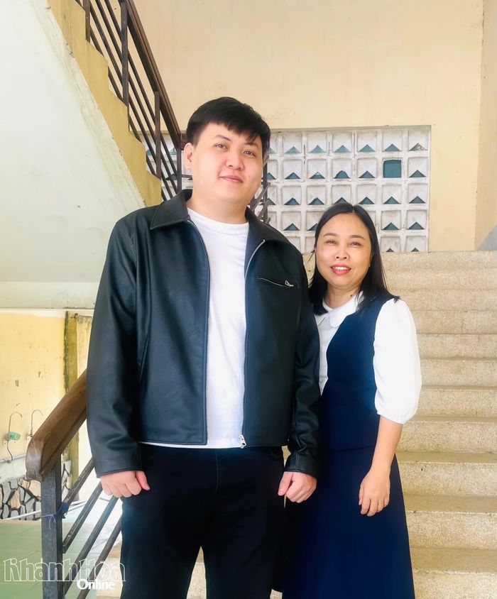 Cô Trần Thị Thúy Nga chụp hình lưu niệm cùng học trò cũ.