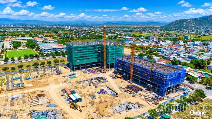 Công trình Nhà ở xã hội NOXH-01 Khu đô thị biển Bình Sơn - Ninh Chử (khu K2) đang tăng tốc thi công.