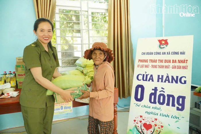Bà Chamaléa Thị Eng trao quà cho người dân tại gian hàng 0 đồng do Chi đoàn Công an xã Công Hải tổ chức. 