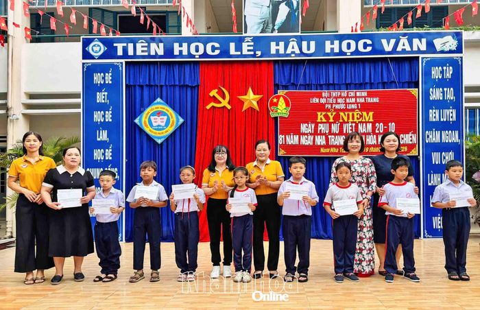 Lãnh đạo Hội Khuyến học phường và Ban Giám hiệu Trường Tiểu học Nam Nha Trang (phân hiệu Phước Long 1) trao học bổng cho các học sinh.