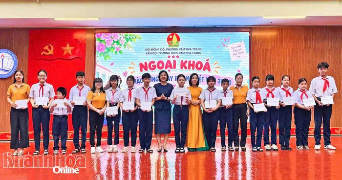 Lãnh đạo Hội Khuyến học phường Nam Nha Trang và Ban Giám hiệu Trường THCS Nam Nha Trang trao học bổng cho các học sinh.