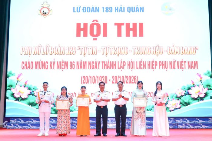 Đại diện ban tổ chức trao giải cho các đội thi.