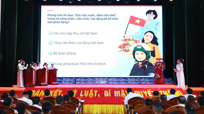 Các đội tham gia phần thi kiến thức.