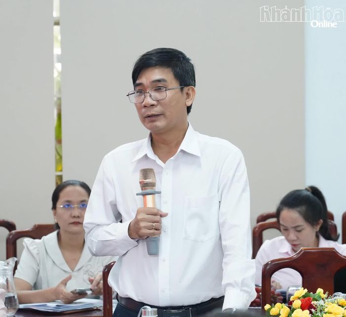 Lãnh đạo phường Đô Vinh báo cáo tại buổi làm việc.