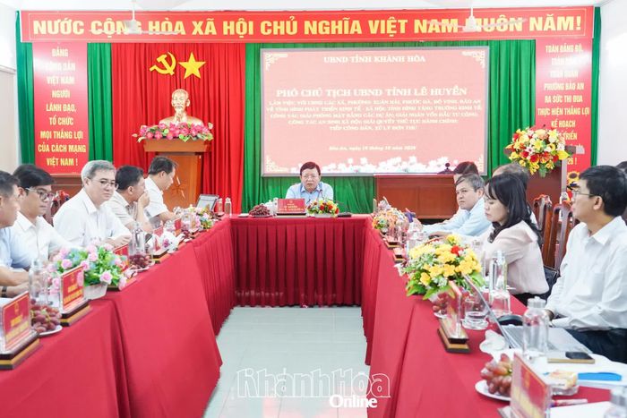 Quang cảnh buổi làm việc.