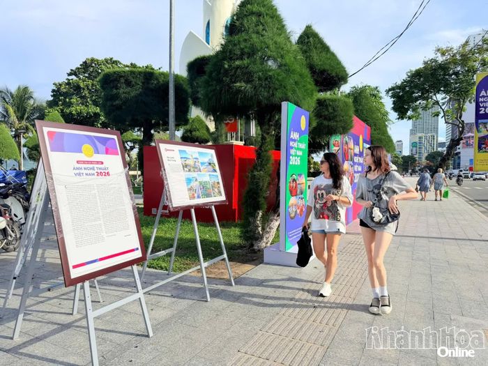 Du khách quốc tế quan tâm đến triển lãm.
