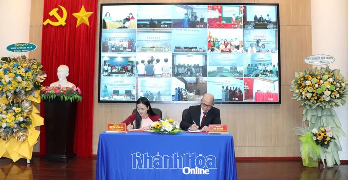 Lãnh đạo Ngân hàng Nhà nước chi nhánh Khu vực 10 và Hội Liên hiệp Phụ nữ tỉnh ký kết chương trình phối hợp.