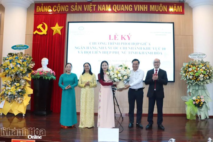 Lãnh đạo Ủy ban MTTQ Việt Nam tỉnh và Ngân hàng Nhà nước chi nhánh Khu vực 10 tặng hoa chúc mừng nữ lãnh đạo nhân kỷ niệm Ngày Phụ nữ Việt Nam 20-10.