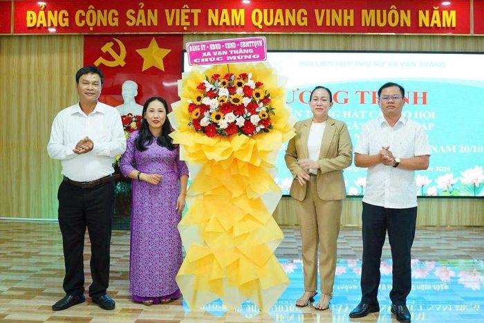 Thường trực HĐND và UBND xã Vạn Thắng tặng hoa chúc mừng Hội Liên hiệp Phụ nữ xã.