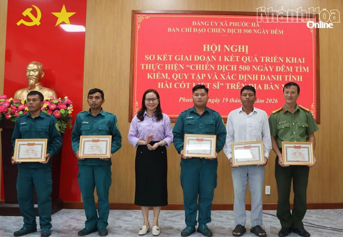 Bí thư Đảng ủy xã và Chủ tịch UBND xã Phước Hà tặng Giấy khen cho các cá nhân có thành tích xuất sắc trong thực hiện chiến dịch.