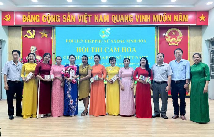 Trao giải cho các đội đạt giải.