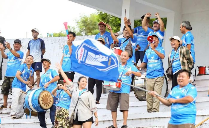 Cổ động viên Khatoco Khánh Hòa cổ vũ cho đội bóng trên sân Long An ở vòng 3. Ảnh: Minh Nguyệt