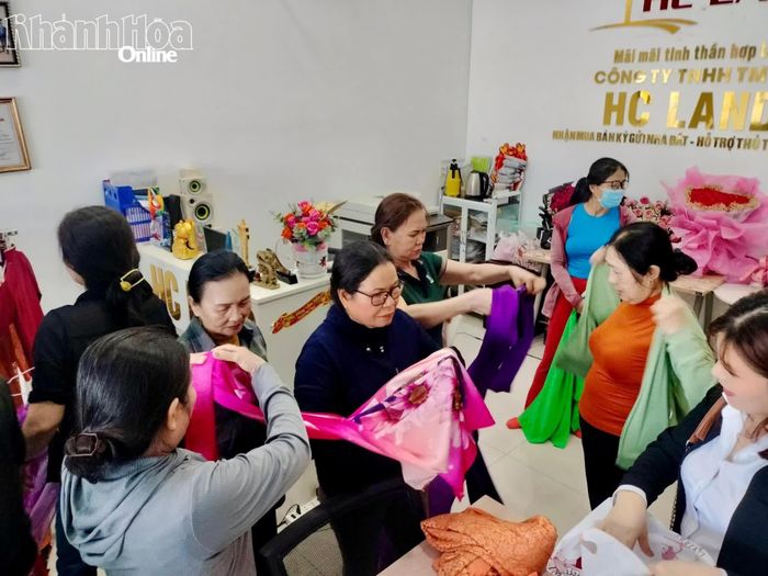 Phụ nữ lựa chọn áo dài tại chương trình “Áo dài trao tay - Tôn vinh sắc Việt”.