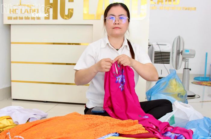 Thành viên Chi hội Doanh nhân nữ khu vực nam Khánh Hòa tiếp nhận, phân loại áo dài gửi tặng chương trình.