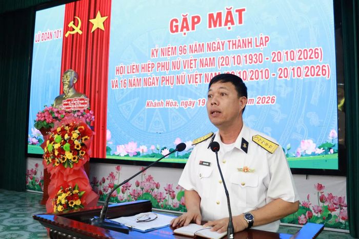Đại tá Phạm Duy Hướng phát biểu chúc mừng.