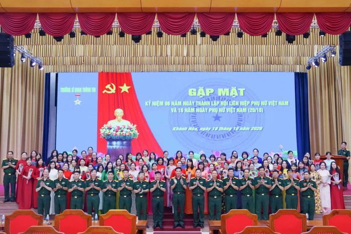 Các đại biểu chụp hình lưu niệm.