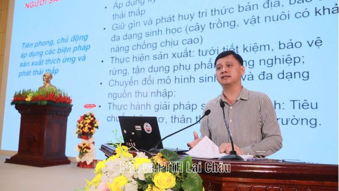 Đại diện Trung tâm Nghiên cứu Giới và Phát triển cộng đồng (GFCD) chia sẻ chuyên đề “Một số giải pháp đảm bảo bình đẳng giới trong sản xuất nông nghiệp thích ứng với biến đổi khí hậu”.