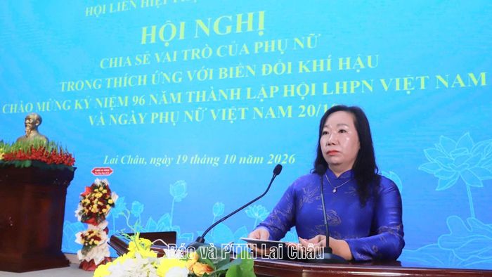 Lãnh đạo Hội LHPN tỉnh trình bày diễn văn ôn lại truyền thống 96 năm Ngày thành lập Hội LHPN Việt Nam và 16 năm Ngày Phụ nữ Việt Nam.