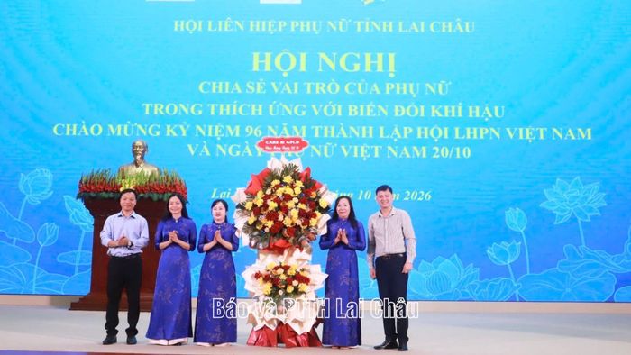 Đại diện Trung tâm Nghiên cứu Giới và Phát triển cộng đồng (GFCD) và Tổ chức Care tại Việt Nam tặng lẵng hoa chúc mừng Hội LHPN tỉnh.