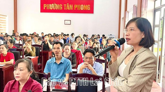 Tổ công nghệ số cộng đồng (phường Tân Phong) hướng dẫn người dân nâng cao kỹ năng số và tiếp cận các dịch vụ số thiết yếu.