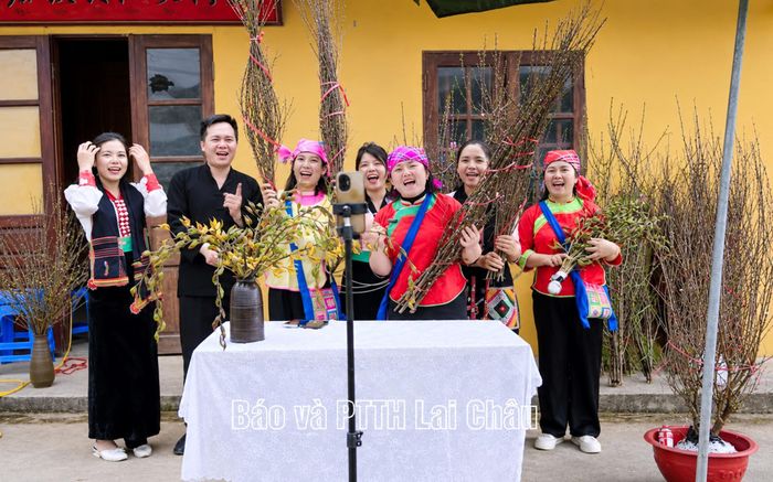 Thông qua phiên Mega Livestream "Chở Xuân về nhà", người dân Bình Lư tiêu thụ hết đào dăm, nhất chi mai và địa lan trước Tết Nguyên đán Bính Ngọ 2026.