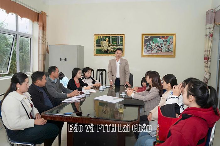 Ông Nguyễn Bá Kiện - Phó Chủ tịch HĐND xã Bình Lư trao đổi với bà con cách xây kênh Tiktok, quy trình livestream gắn giỏ hàng, xây dựng content để tiếp cận khách hàng.