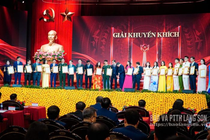 Tác giả phòng Thời sự, Báo và PTTH Lạng Sơn nhận giải Khuyến khích