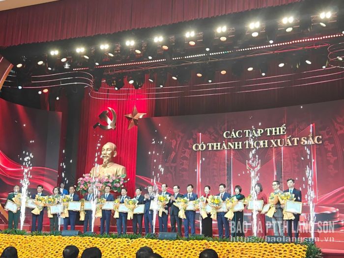 Tỉnh uỷ Lạng Sơn được trao danh hiệu Tập thể xuất sắc