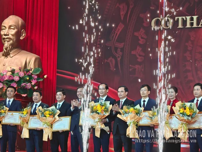 Đồng chí Dương Xuân Huyên, Ủy viên Ban Thường vụ Tỉnh ủy, Phó Chủ tịch Thường trực HĐND tỉnh tại lễ trao giải