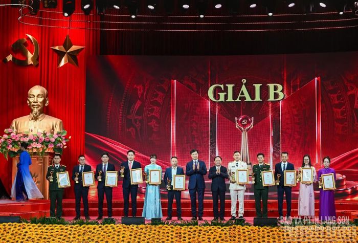 Tác giả Vi Thị Tuyết, Trường Chính trị Hoàng Văn Thụ nhận giải B