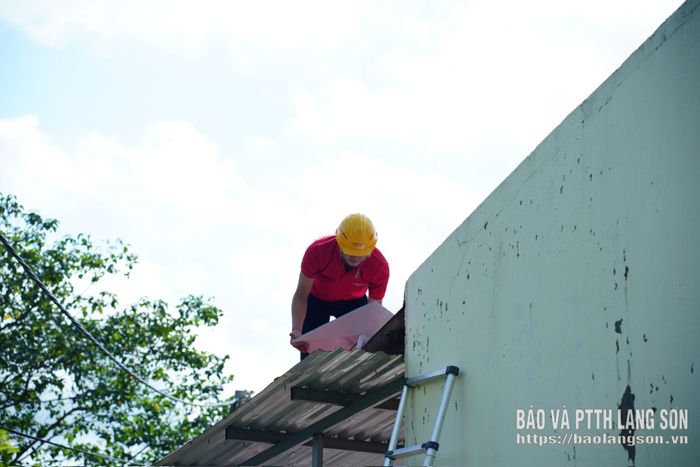 Viettel Lạng Sơn lắp đặt thiết bị thu phát sóng vệ tinh Starlink xóa lõm sóng tại xã Lợi Bác