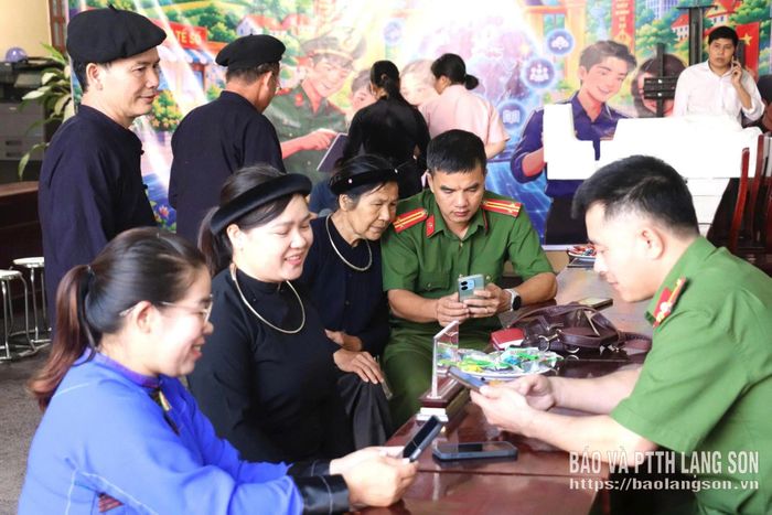 Người dân xã Lợi Bác được hướng dẫn sử dụng ứng dụng số
