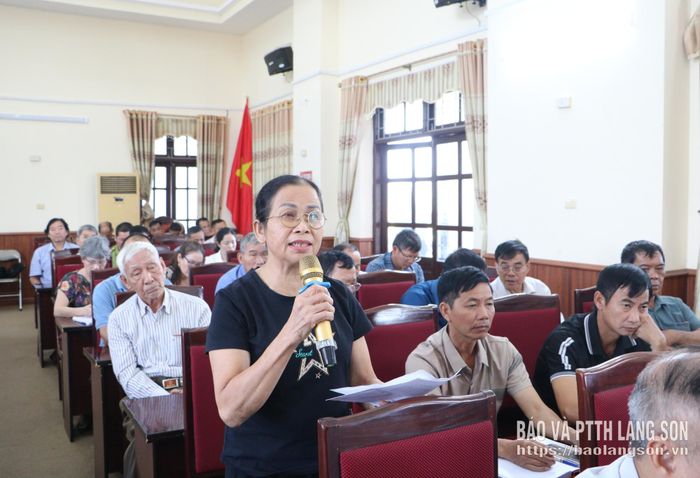 Người dân phát biểu ý kiến tại hội nghị