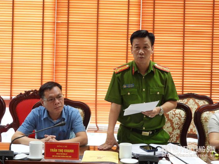 Lãnh đạo Công an phường Đông Kinh phát biểu tại cuộc họp giao ban