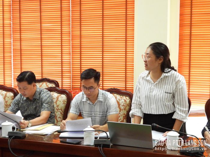 Đại diện tổ công tác của UBND phường Đông Kinh báo cáo tại cuộc giao ban