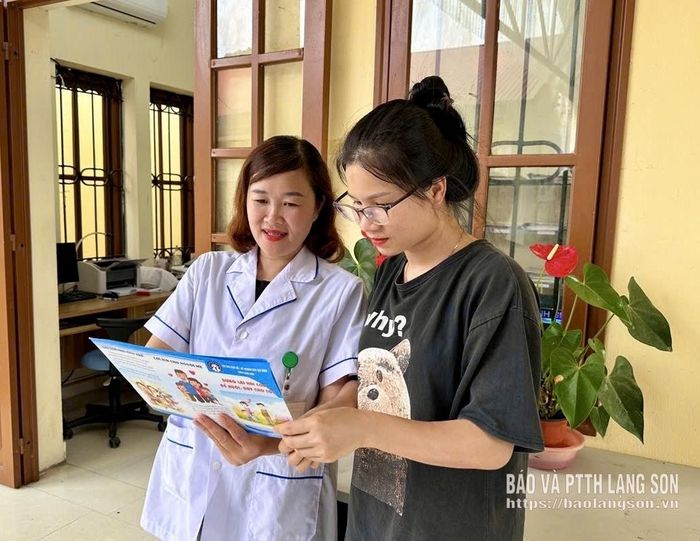 Cán bộ Trạm Y tế xã Khánh Khê tuyên truyền về dân số, kế hoạch hoá gia đình cho người dân