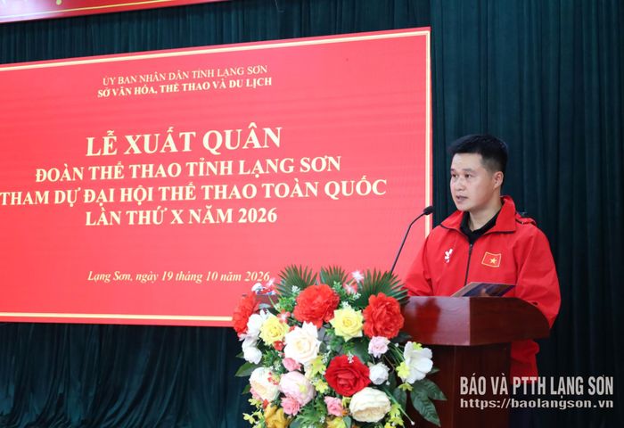 Đại diện huấn luyện viên phát biểu tại buổi lễ
