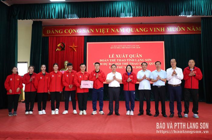 Đồng chí Phó Chủ tịch UBND tỉnh tặng quà Đoàn Thể thao Lạng Sơn tham dự Đại hội Thể thao toàn quốc lần thứ X