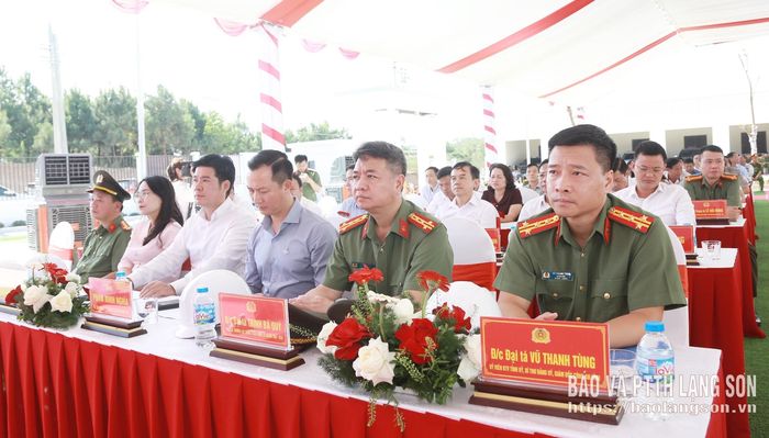 Các đại biểu dự buổi lễ