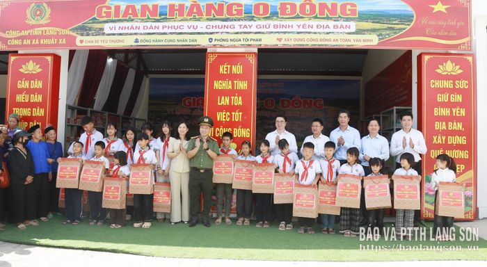 Các đồng chí lãnh đạo tỉnh, lãnh đạo Công an tỉnh, đơn vị tài trợ tặng quà học sinh có hoàn cảnh khó khăn trên địa bàn xã Khuất Xá