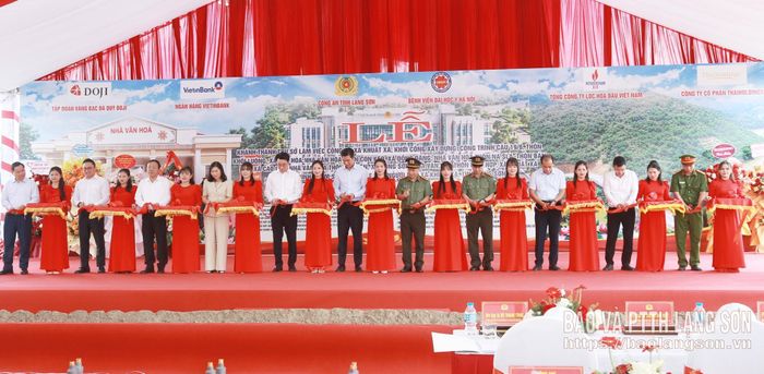 Các đại biểu thực hiện nghi thức cắt băng khánh thành công trình trụ sở Công an xã Khuất Xá