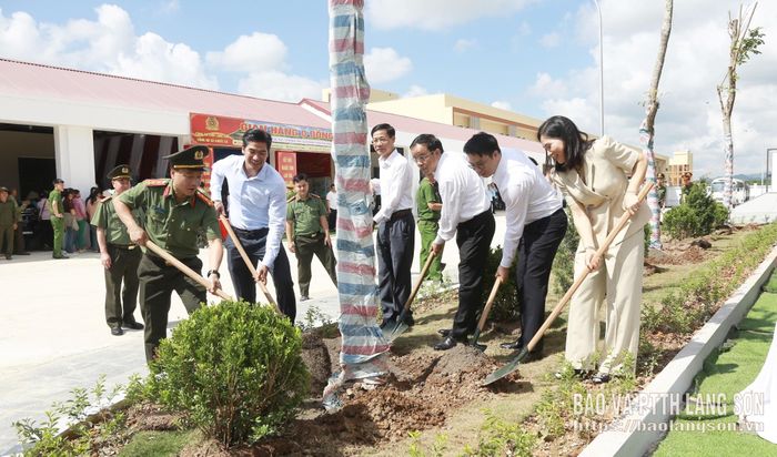 Các đại biểu trồng cây lưu niệm trong khuôn viên trụ sở Công an xã Khuất Xá