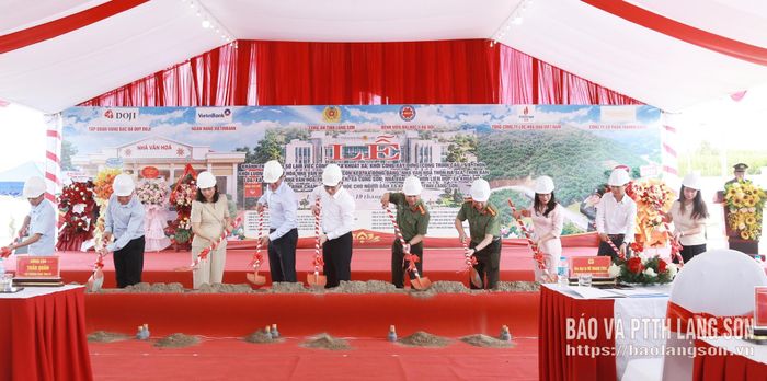 Các đại biểu thực hiện nghi thức khởi công xây dựng cầu 19/8, thôn Khuổi Luông, xã Quý Hòa 
